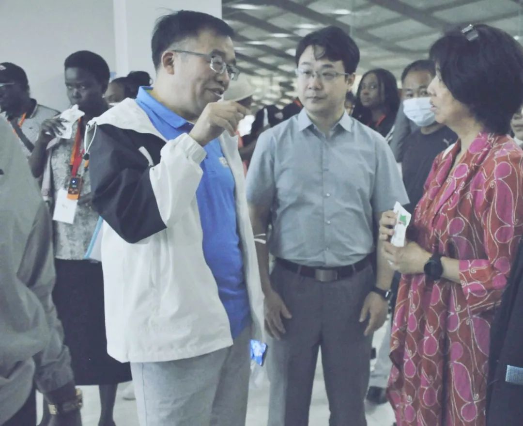 北京大學南南合作與發(fā)展學院教授、全球伙伴關系主任周詠梅一行蒞臨花花牛平輿瑞亞牧業(yè)參觀調(diào)研